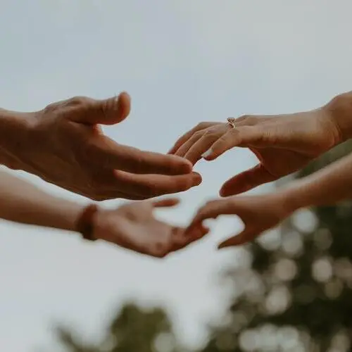 photo de mains de mariés qui se rejoignent 